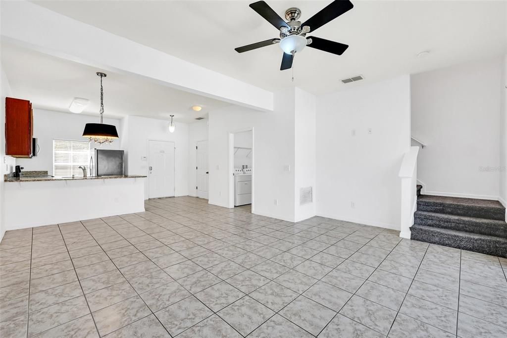 合同活跃: $2,200 (3 贝兹, 2 浴室, 1295 平方英尺)