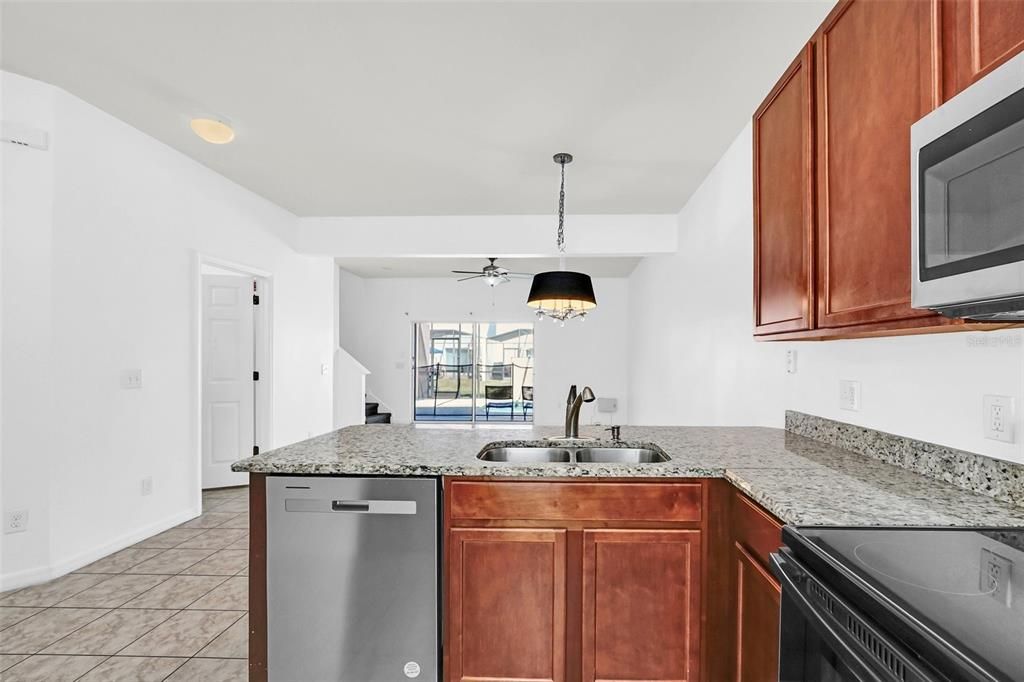 合同活跃: $2,200 (3 贝兹, 2 浴室, 1295 平方英尺)