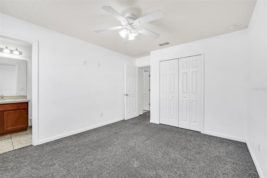 合同活跃: $2,200 (3 贝兹, 2 浴室, 1295 平方英尺)