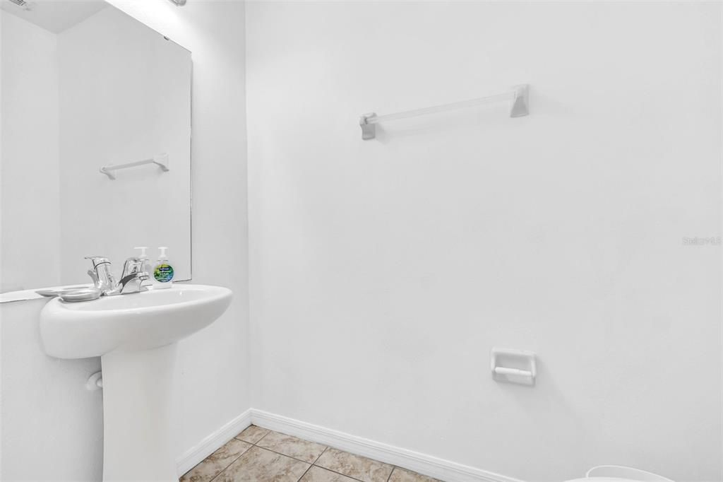 合同活跃: $2,200 (3 贝兹, 2 浴室, 1295 平方英尺)