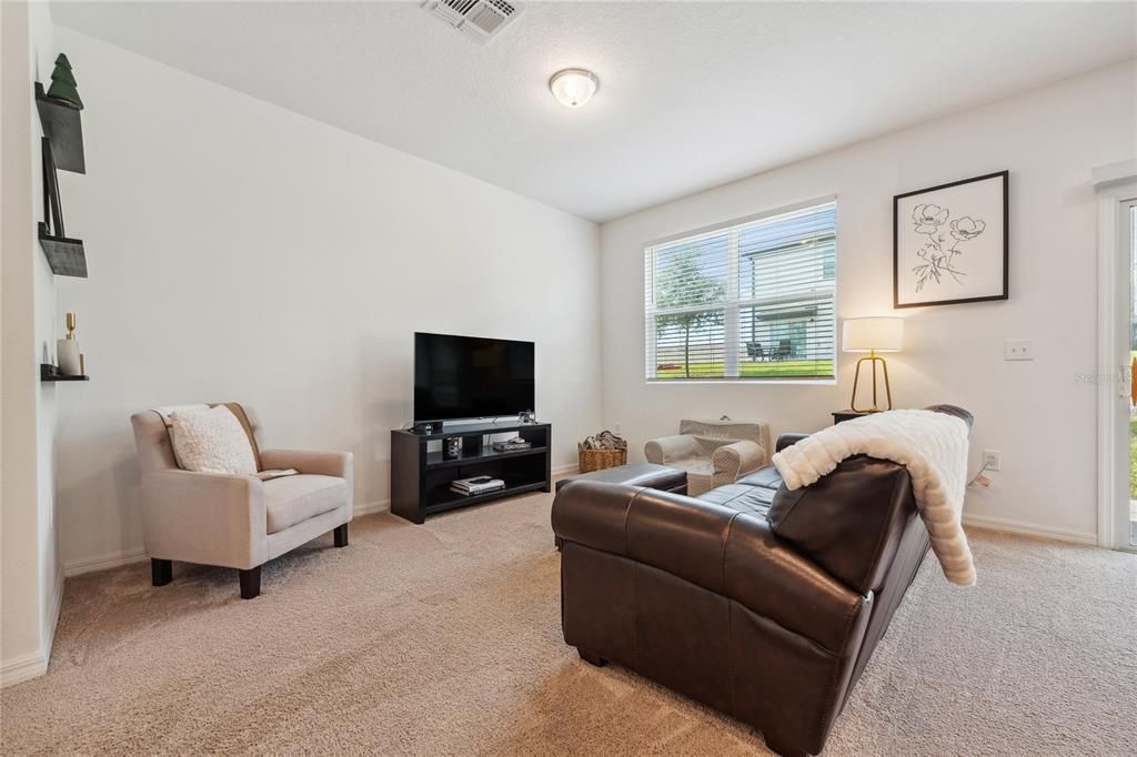 合同活跃: $244,900 (3 贝兹, 2 浴室, 1404 平方英尺)