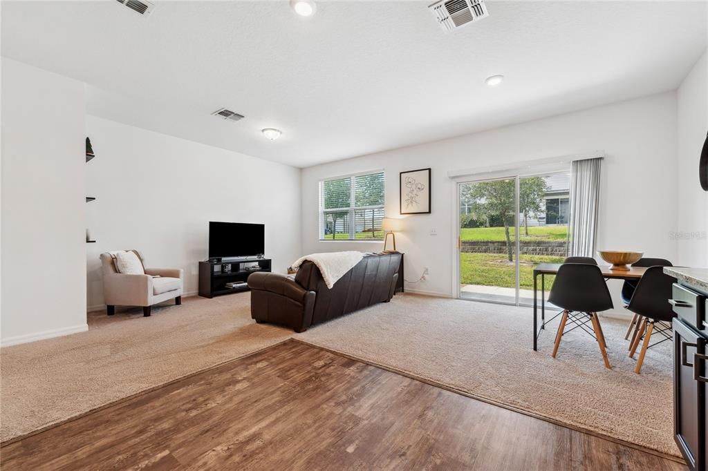 合同活跃: $244,900 (3 贝兹, 2 浴室, 1404 平方英尺)