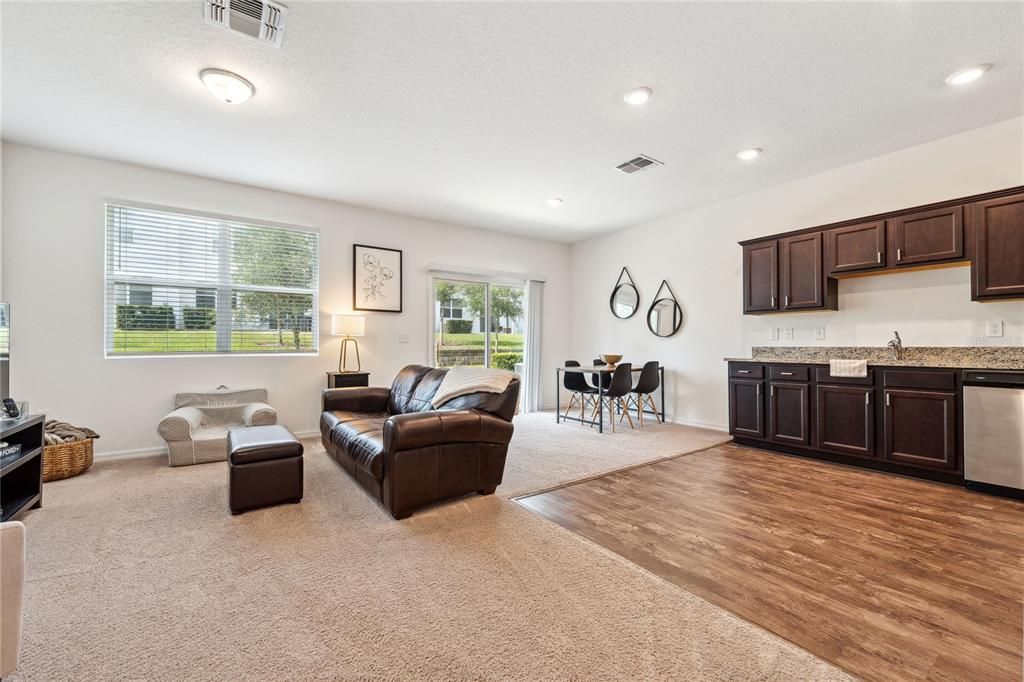 合同活跃: $244,900 (3 贝兹, 2 浴室, 1404 平方英尺)