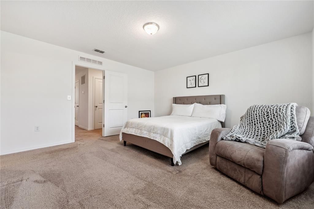 合同活跃: $244,900 (3 贝兹, 2 浴室, 1404 平方英尺)