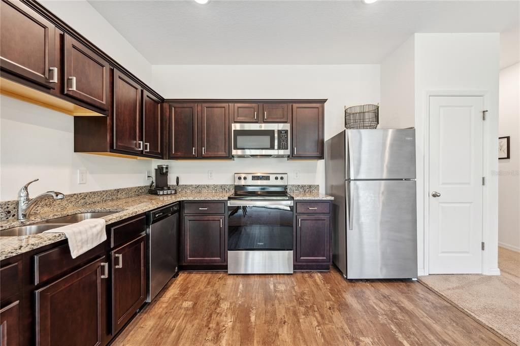 合同活跃: $244,900 (3 贝兹, 2 浴室, 1404 平方英尺)