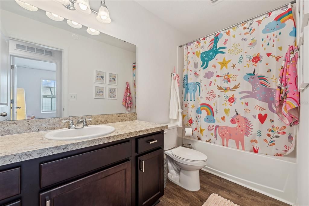 合同活跃: $244,900 (3 贝兹, 2 浴室, 1404 平方英尺)