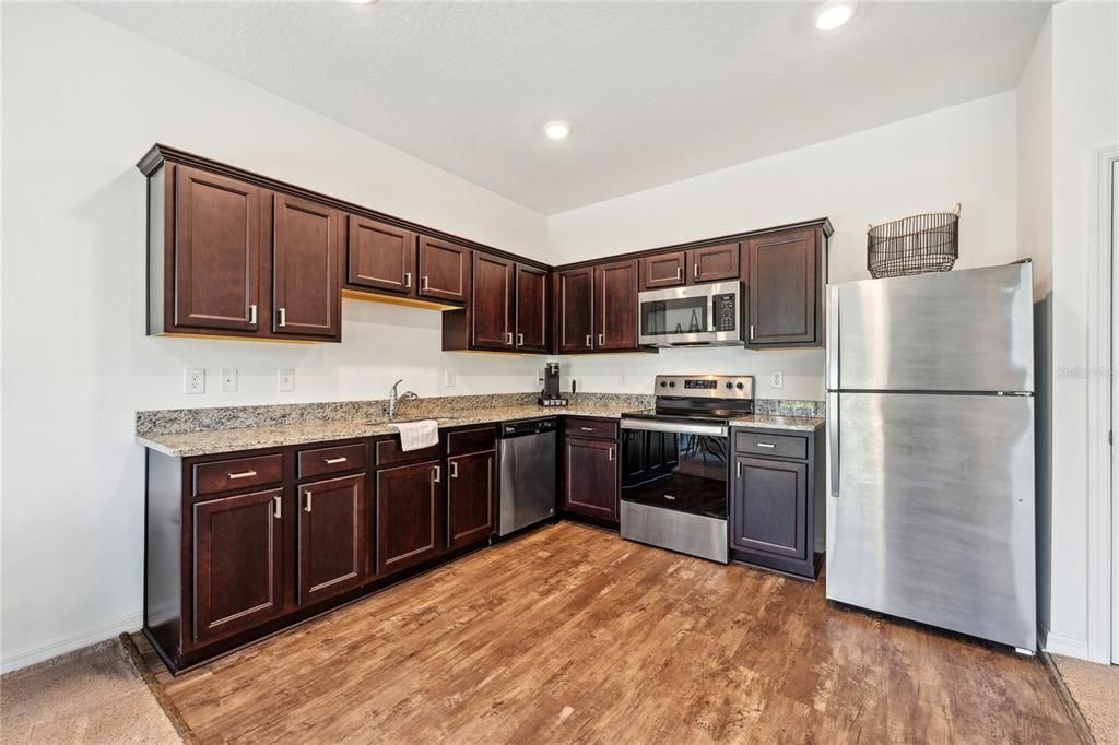 合同活跃: $244,900 (3 贝兹, 2 浴室, 1404 平方英尺)