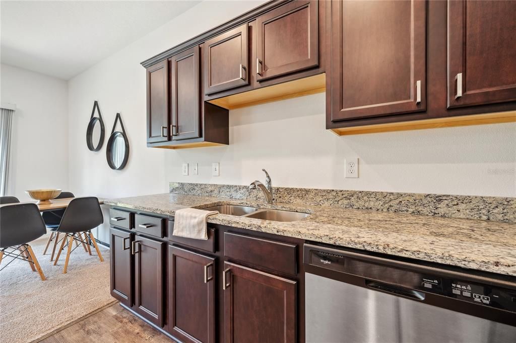 合同活跃: $244,900 (3 贝兹, 2 浴室, 1404 平方英尺)