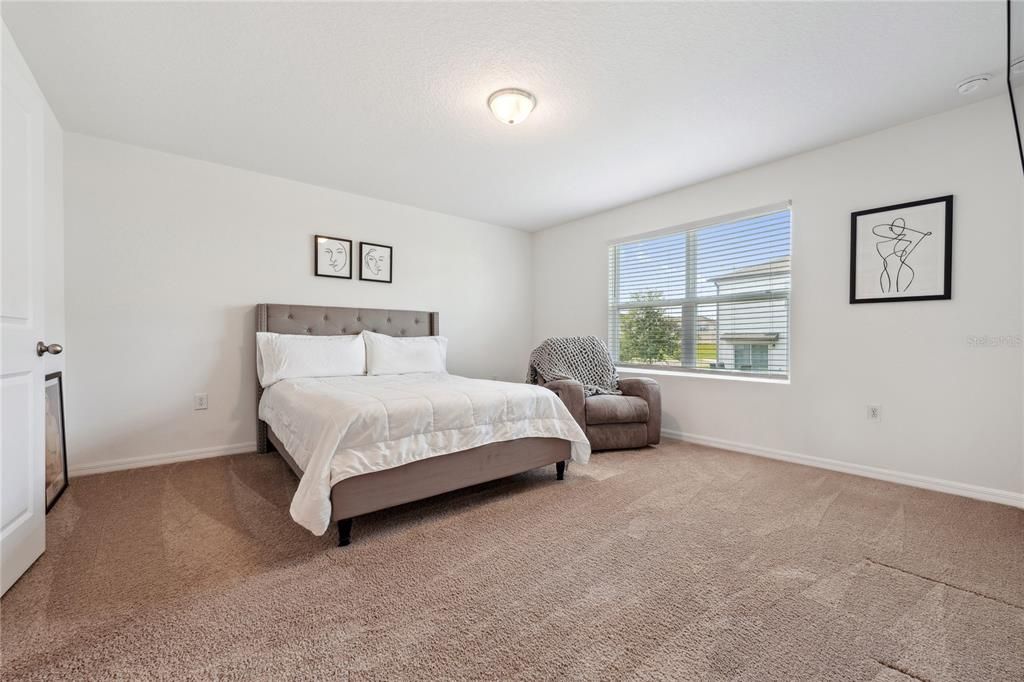 合同活跃: $244,900 (3 贝兹, 2 浴室, 1404 平方英尺)