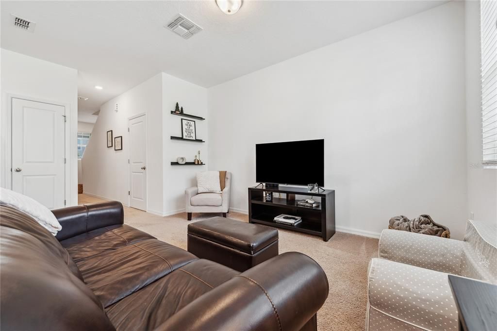 合同活跃: $244,900 (3 贝兹, 2 浴室, 1404 平方英尺)