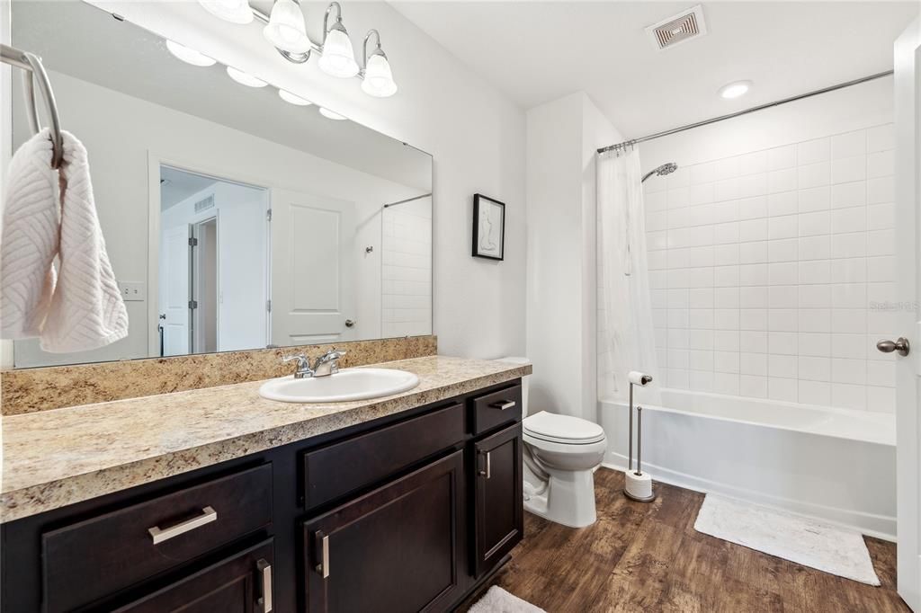 合同活跃: $244,900 (3 贝兹, 2 浴室, 1404 平方英尺)