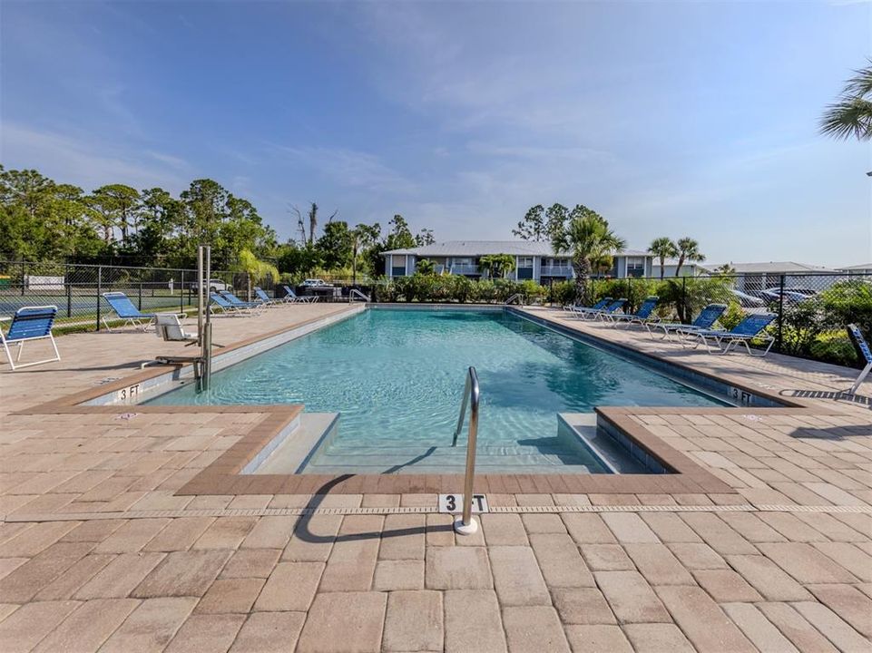 合同活跃: $149,999 (2 贝兹, 2 浴室, 860 平方英尺)