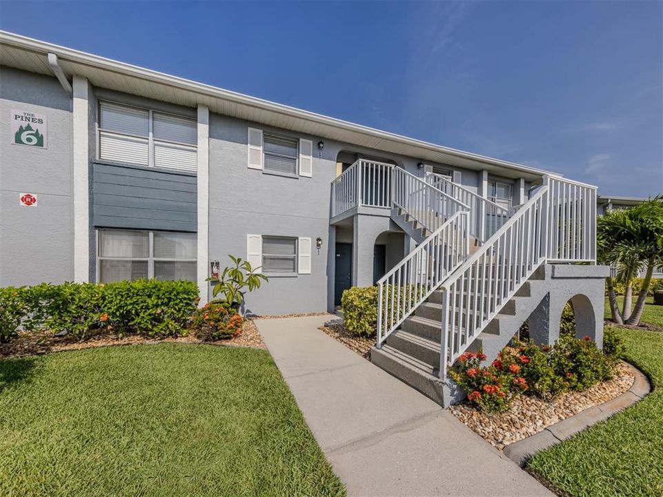 合同活跃: $149,999 (2 贝兹, 2 浴室, 860 平方英尺)