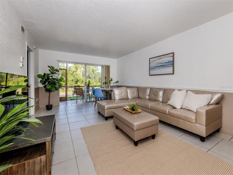 合同活跃: $149,999 (2 贝兹, 2 浴室, 860 平方英尺)