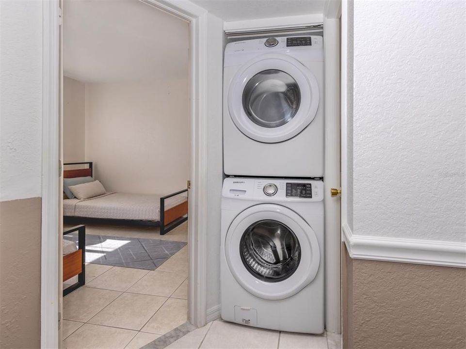 合同活跃: $149,999 (2 贝兹, 2 浴室, 860 平方英尺)