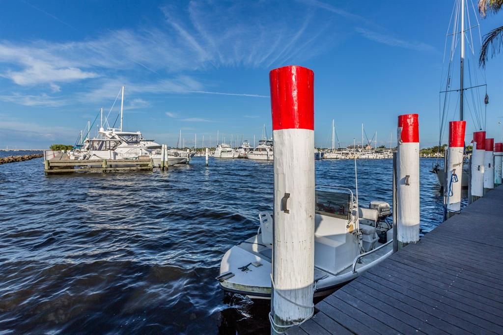 合同活跃: $149,999 (2 贝兹, 2 浴室, 860 平方英尺)