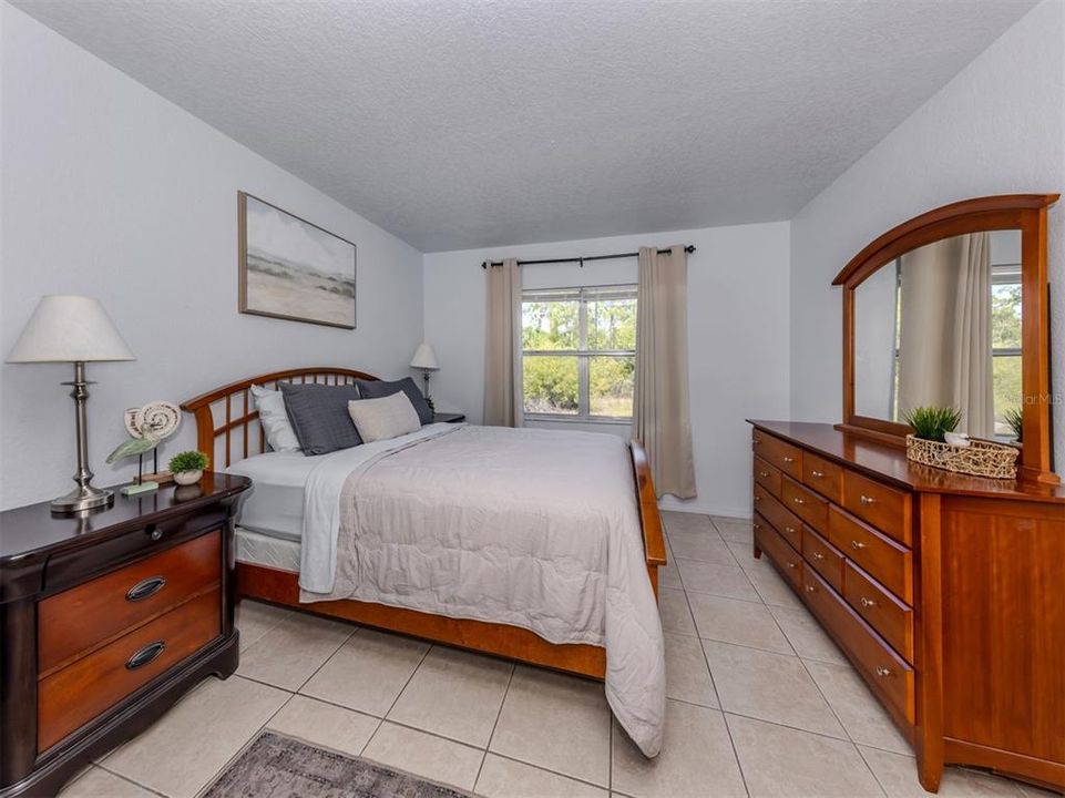 合同活跃: $149,999 (2 贝兹, 2 浴室, 860 平方英尺)