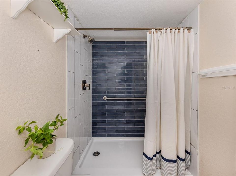 合同活跃: $149,999 (2 贝兹, 2 浴室, 860 平方英尺)