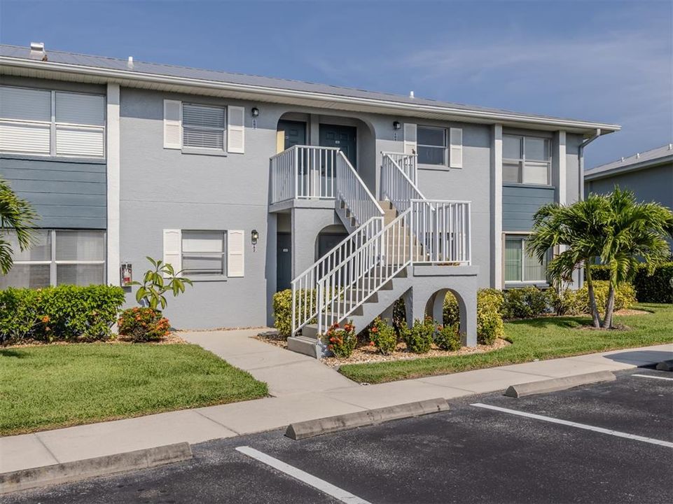 合同活跃: $149,999 (2 贝兹, 2 浴室, 860 平方英尺)