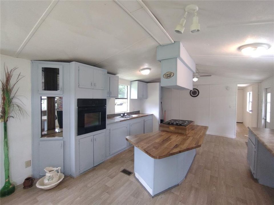 For Sale: $179,000 (2 beds, 2 baths, 868 Square Feet)