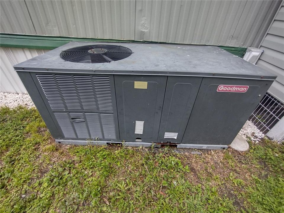 For Sale: $179,000 (2 beds, 2 baths, 868 Square Feet)