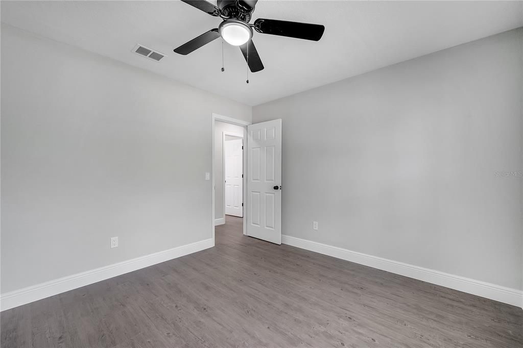 合同活跃: $239,000 (3 贝兹, 1 浴室, 1104 平方英尺)