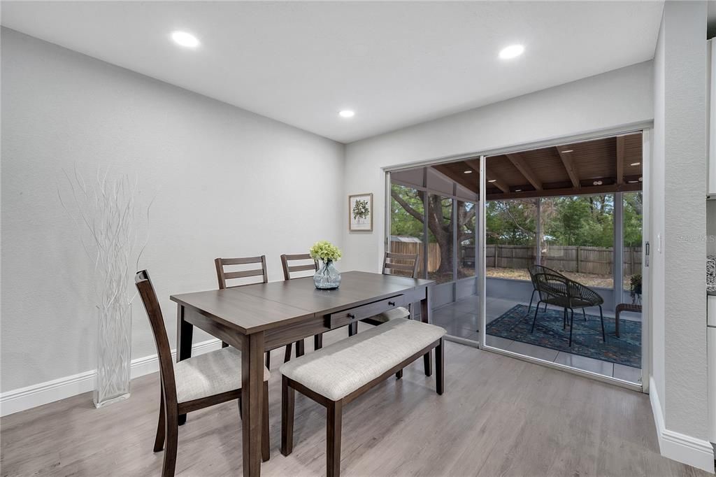 合同活跃: $239,000 (3 贝兹, 1 浴室, 1104 平方英尺)