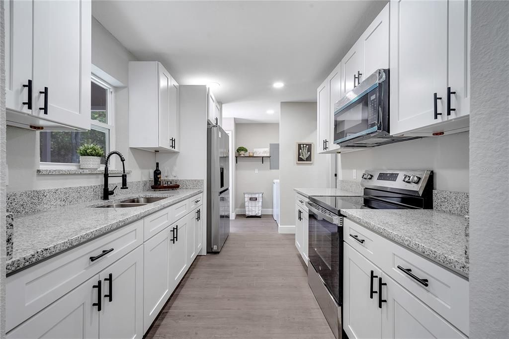 合同活跃: $239,000 (3 贝兹, 1 浴室, 1104 平方英尺)