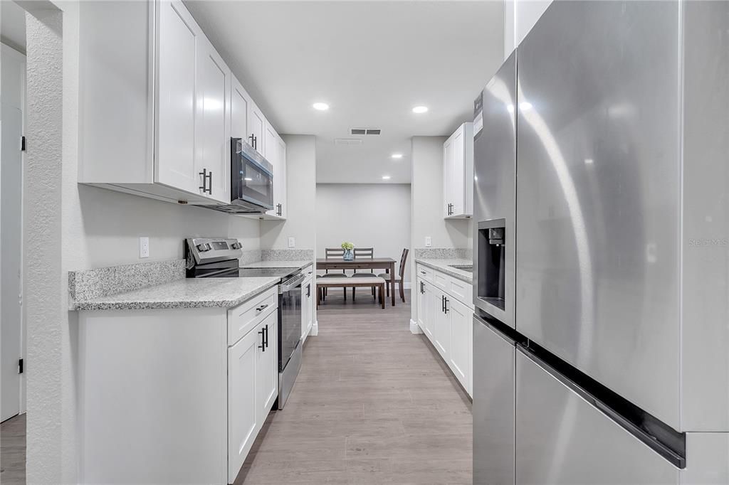 合同活跃: $239,000 (3 贝兹, 1 浴室, 1104 平方英尺)