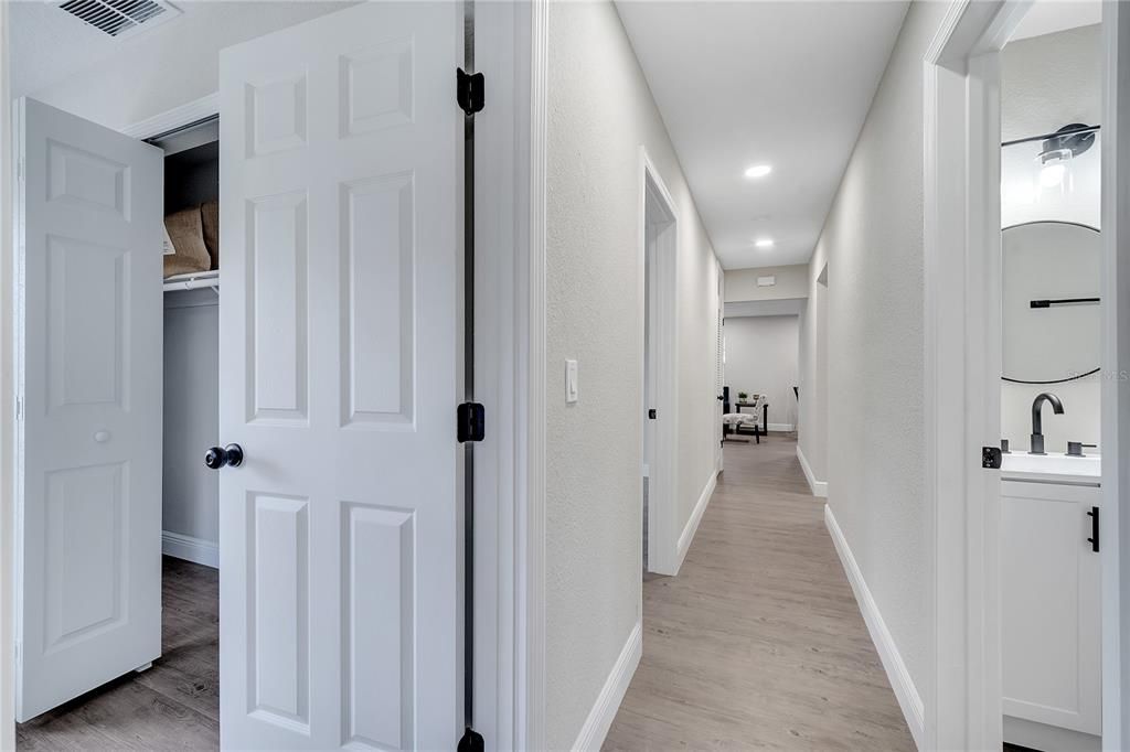 合同活跃: $239,000 (3 贝兹, 1 浴室, 1104 平方英尺)