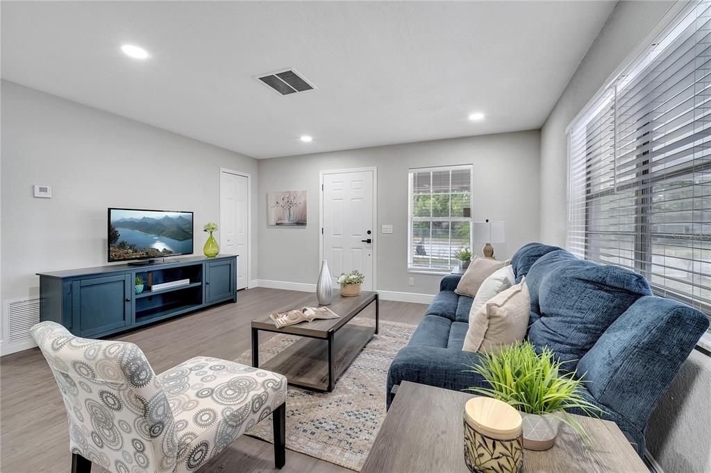 合同活跃: $239,000 (3 贝兹, 1 浴室, 1104 平方英尺)