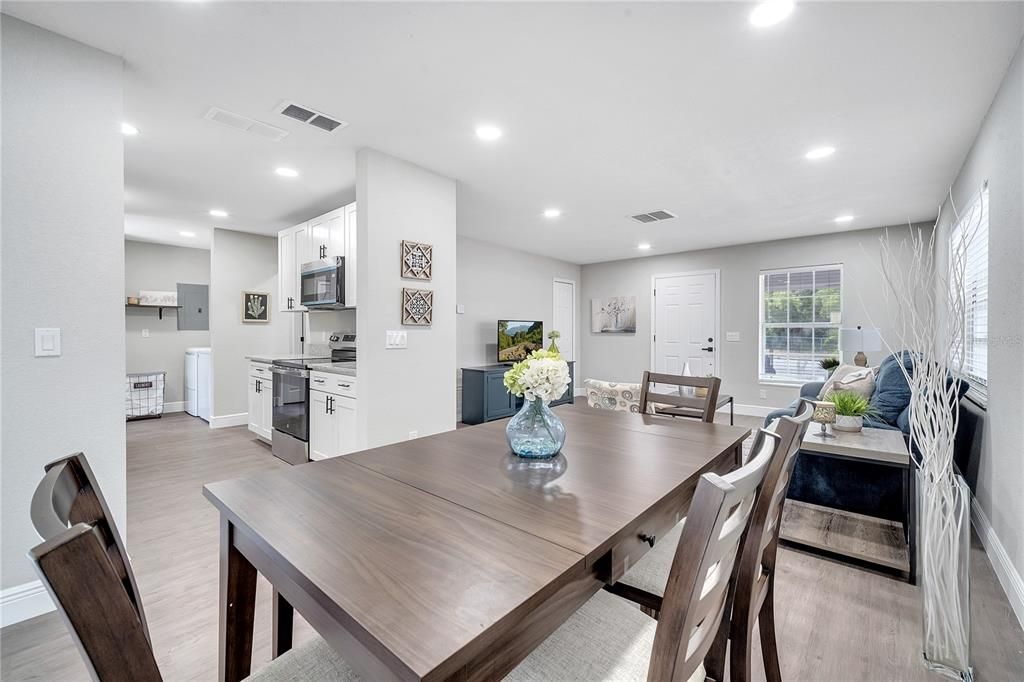 合同活跃: $239,000 (3 贝兹, 1 浴室, 1104 平方英尺)