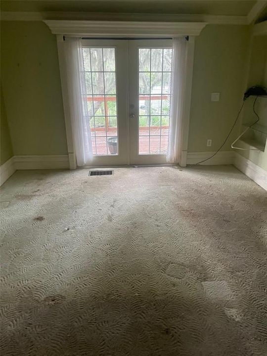 合同活跃: $399,000 (5 贝兹, 3 浴室, 2600 平方英尺)