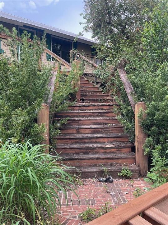 合同活跃: $399,000 (5 贝兹, 3 浴室, 2600 平方英尺)