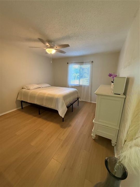 合同活跃: $235,000 (2 贝兹, 2 浴室, 1030 平方英尺)