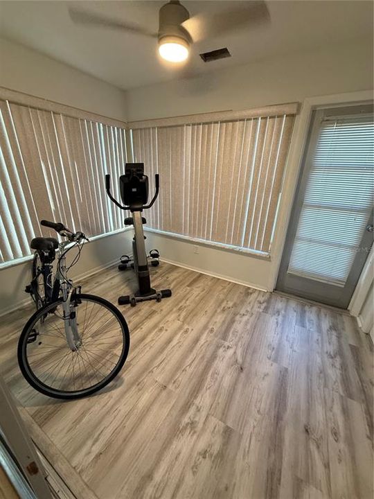 合同活跃: $235,000 (2 贝兹, 2 浴室, 1030 平方英尺)