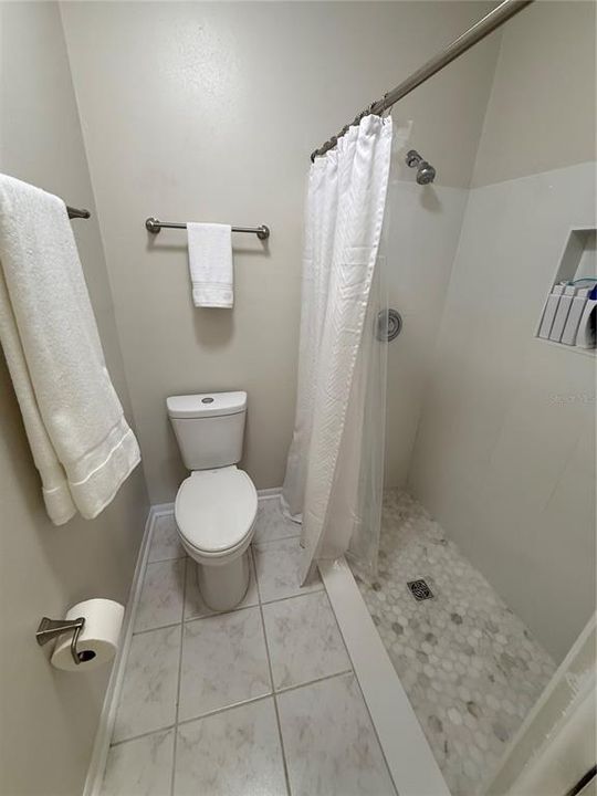 合同活跃: $235,000 (2 贝兹, 2 浴室, 1030 平方英尺)