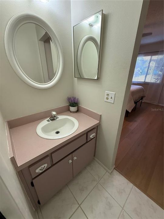 合同活跃: $235,000 (2 贝兹, 2 浴室, 1030 平方英尺)