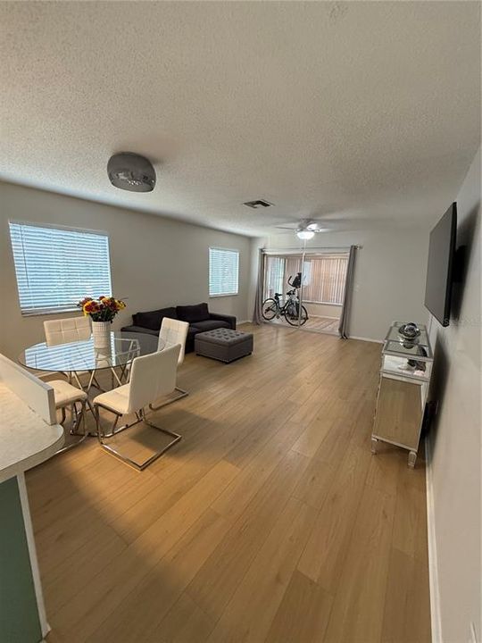 合同活跃: $235,000 (2 贝兹, 2 浴室, 1030 平方英尺)