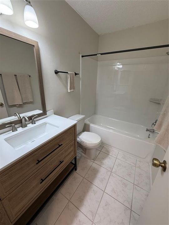 合同活跃: $235,000 (2 贝兹, 2 浴室, 1030 平方英尺)