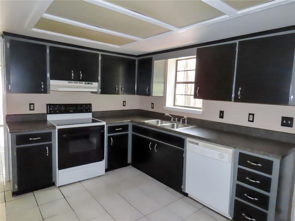 Под контрактом: $284,900 (3 спален, 2 ванн, 1848 Квадратных фут)