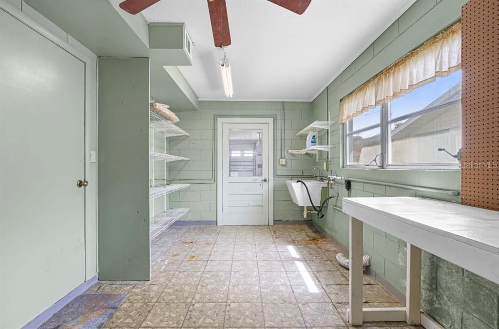 合同活跃: $398,400 (2 贝兹, 2 浴室, 2317 平方英尺)