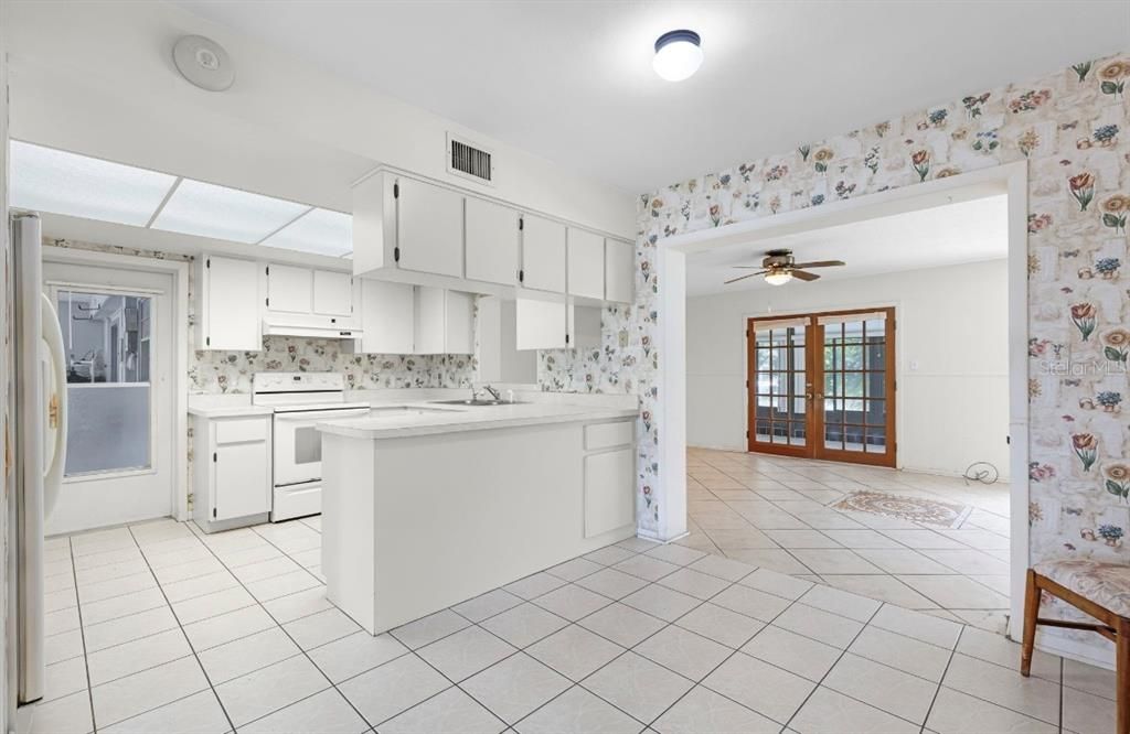 合同活跃: $398,400 (2 贝兹, 2 浴室, 2317 平方英尺)