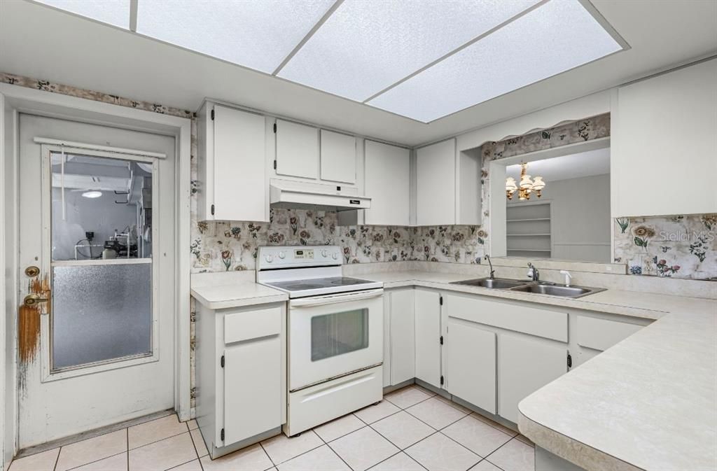 合同活跃: $398,400 (2 贝兹, 2 浴室, 2317 平方英尺)