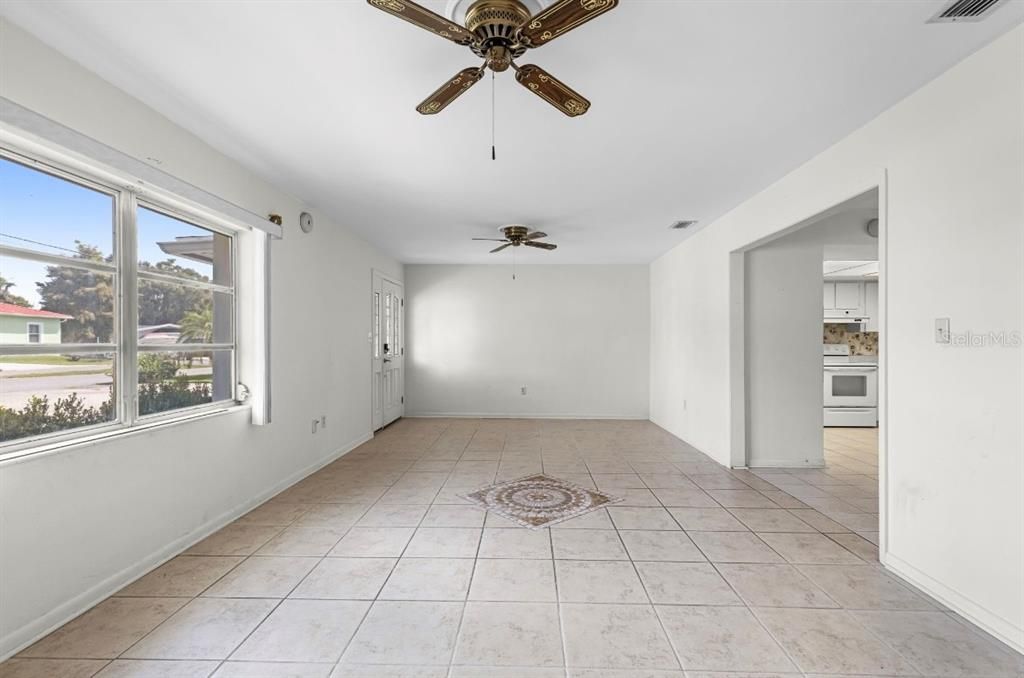 合同活跃: $398,400 (2 贝兹, 2 浴室, 2317 平方英尺)