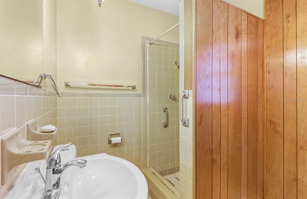 合同活跃: $398,400 (2 贝兹, 2 浴室, 2317 平方英尺)