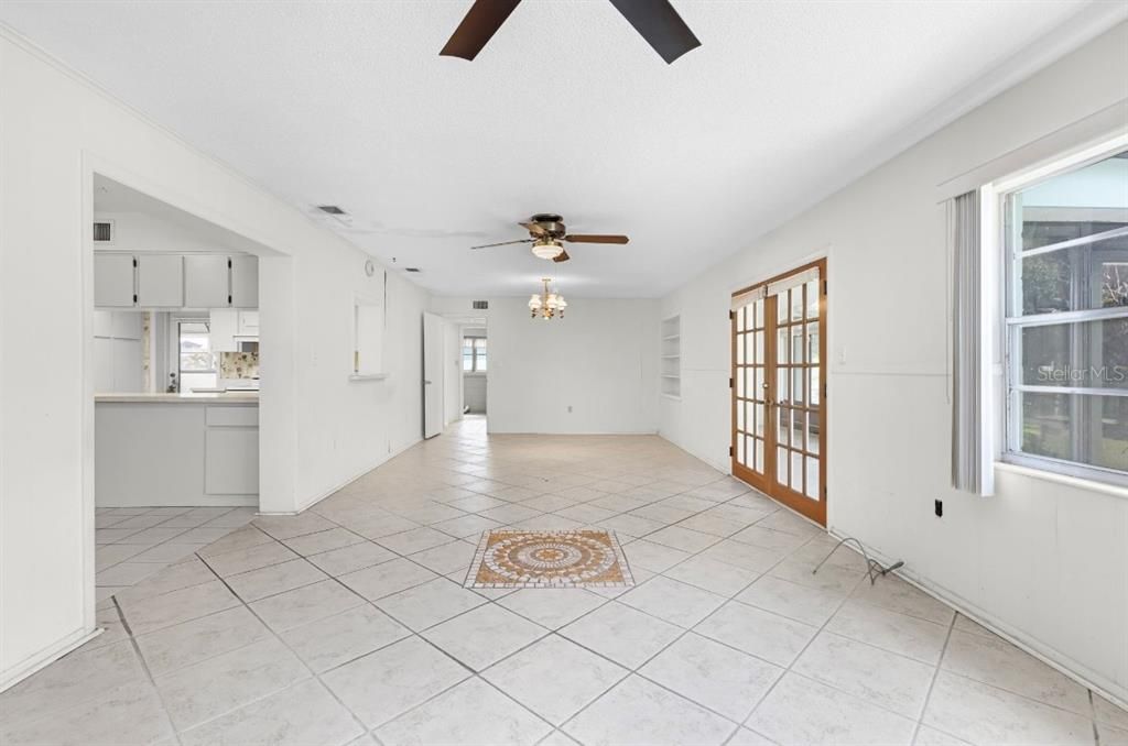 合同活跃: $398,400 (2 贝兹, 2 浴室, 2317 平方英尺)