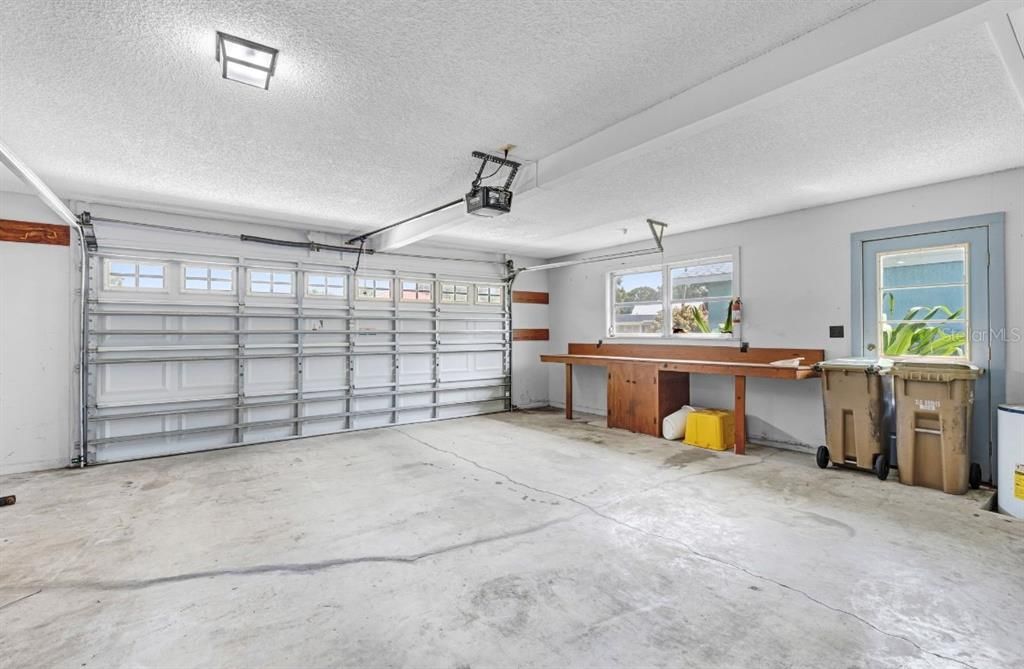 合同活跃: $398,400 (2 贝兹, 2 浴室, 2317 平方英尺)