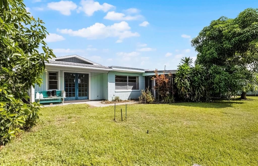 合同活跃: $398,400 (2 贝兹, 2 浴室, 2317 平方英尺)