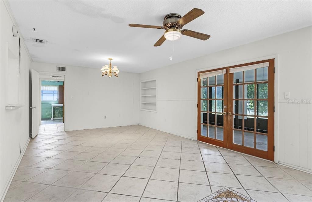 合同活跃: $398,400 (2 贝兹, 2 浴室, 2317 平方英尺)